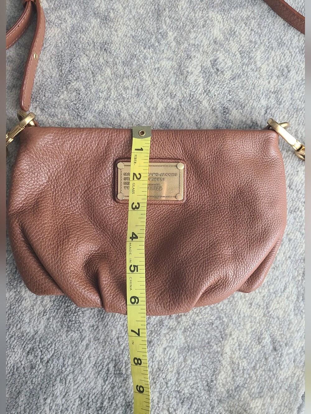Marc by Marc Jacobs Pebbled Tan Leather Shoulder Bag with Gold Plaque - Picture 5 of 6